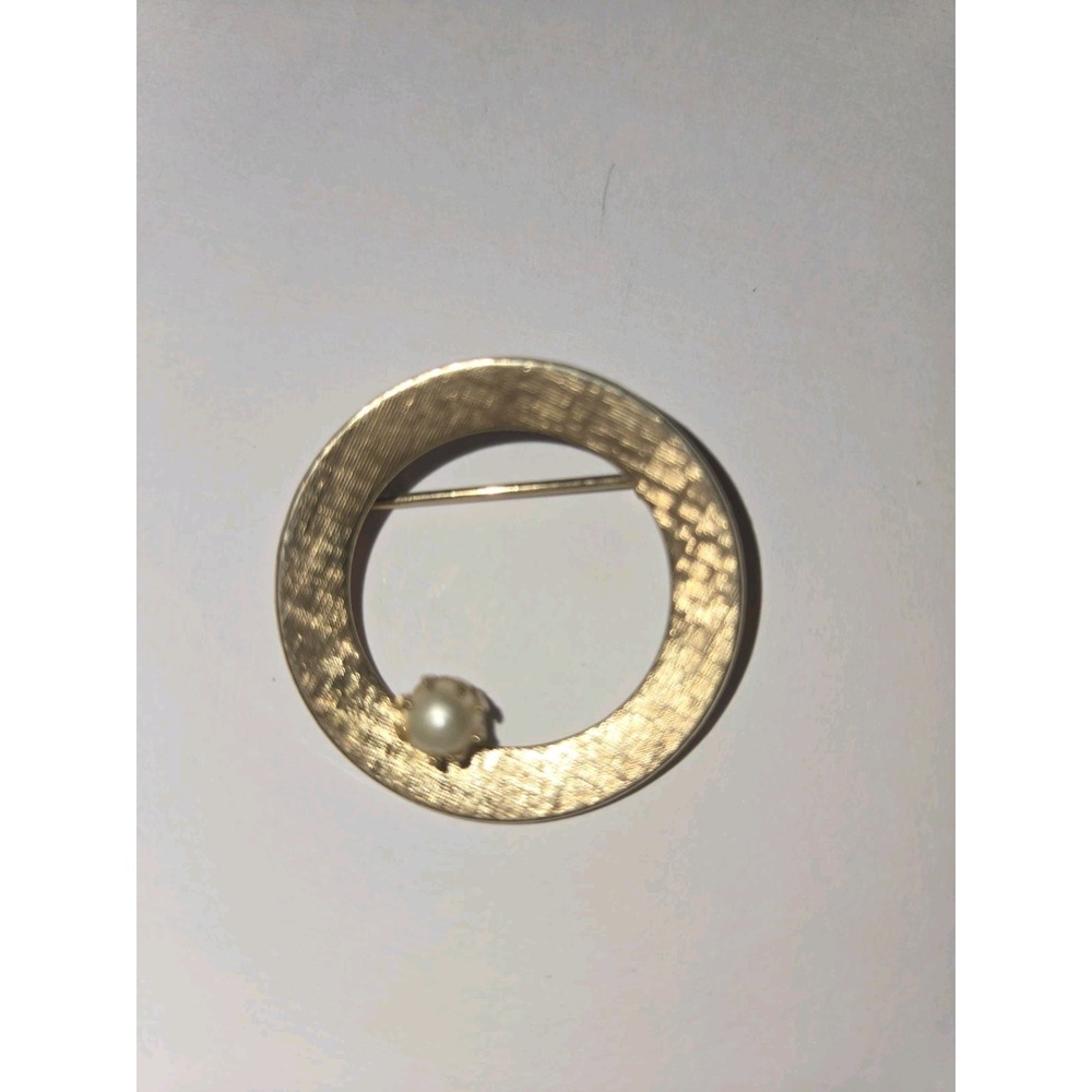 Vintage Gold Tone Open Circle Wreath Brooch Pin Faux Pearl Accent Classic‎ 1"